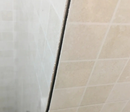 若尔盖瓷砖空鼓维修公司分享阳台瓷砖脱落的修复过程可以分为以下几个步骤